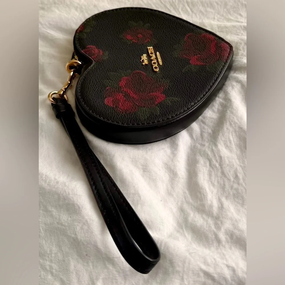 đź‘‘âś…PRICE FIRMâś… Adorable Black Leather Coach wristlet with Red Rose Print. NWOT - Picture 3 of 14